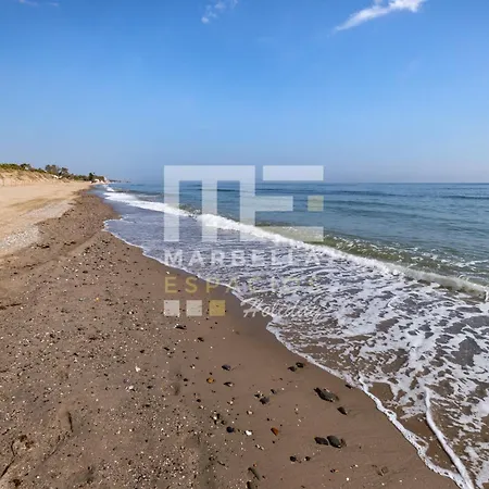 Апартаменти Chic Garden Flat 5min From