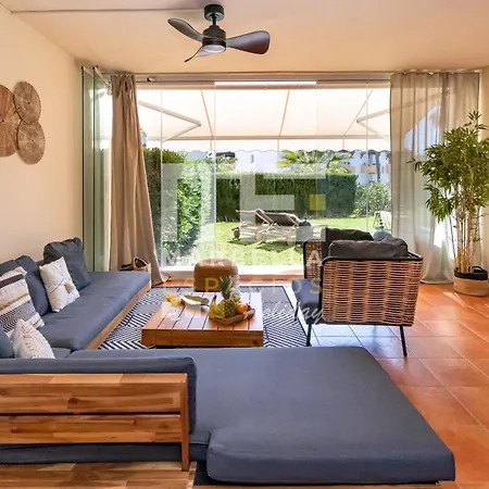 Chic Garden Flat 5min From *