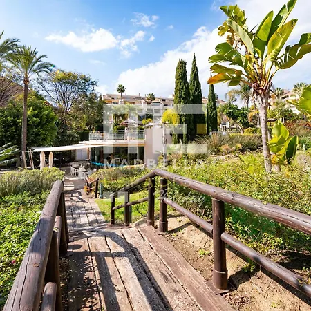 Chic Garden Flat 5min From *