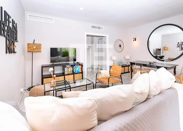 Chic Garden Flat 5min From شقة ماربيا