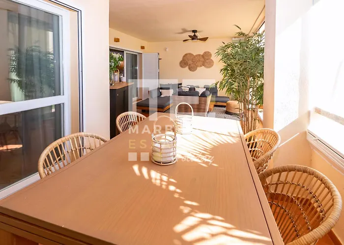 Chic Garden Flat 5min From شقة ماربيا