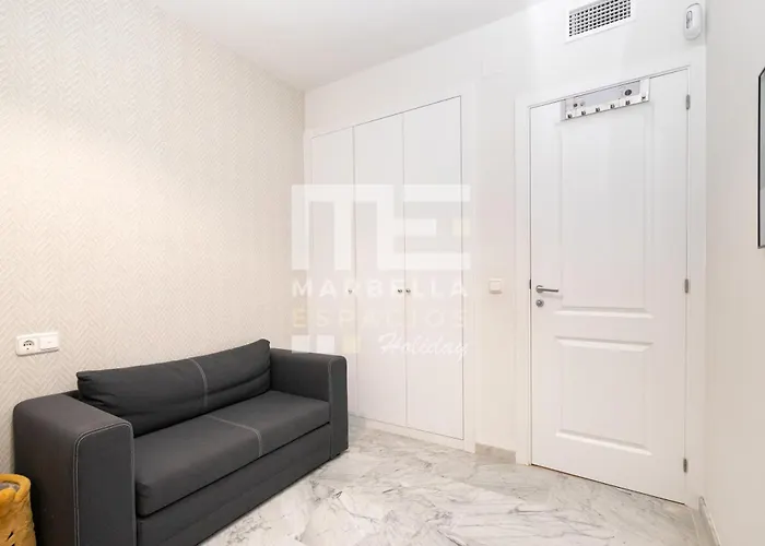 Chic Garden Flat 5min From شقة ماربيا