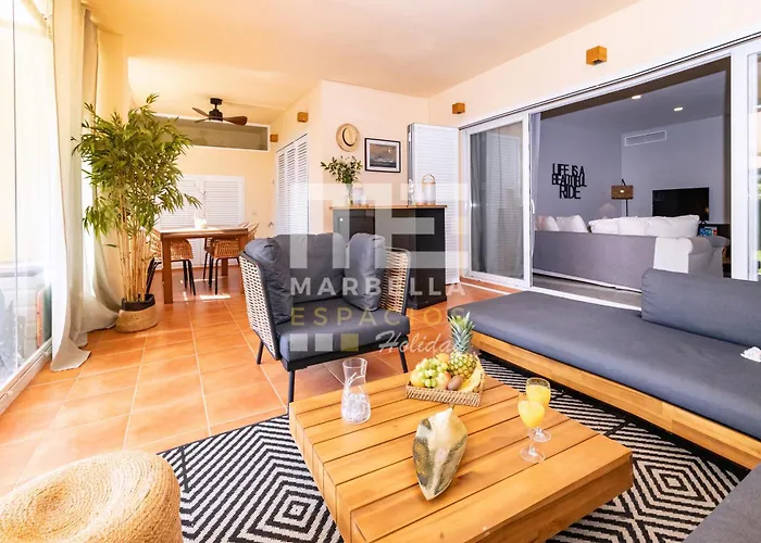 Διαμέρισμα Chic Garden Flat 5min From