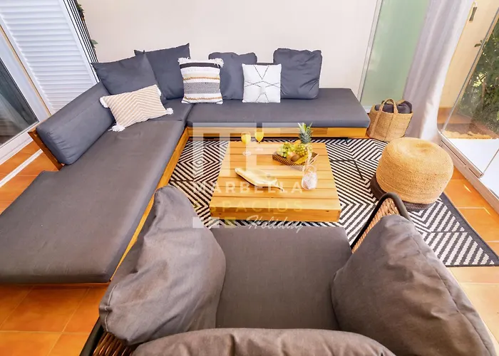 Διαμέρισμα Chic Garden Flat 5min From *