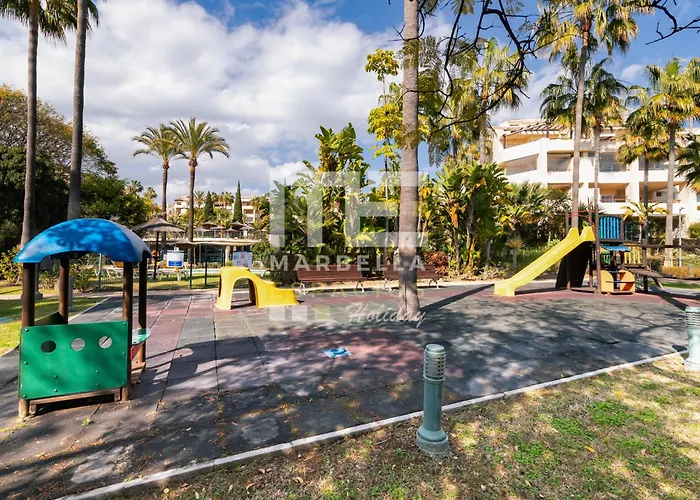 Chic Garden Flat 5min From شقة ماربيا