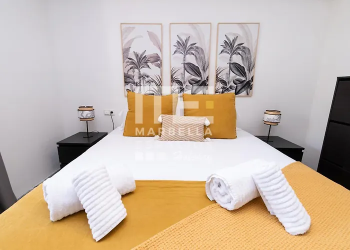 Chic Garden Flat 5min From شقة ماربيا