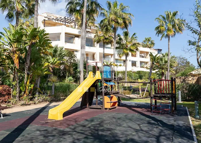 Chic Garden Flat 5min From شقة ماربيا