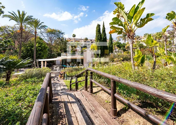 Chic Garden Flat 5min From *