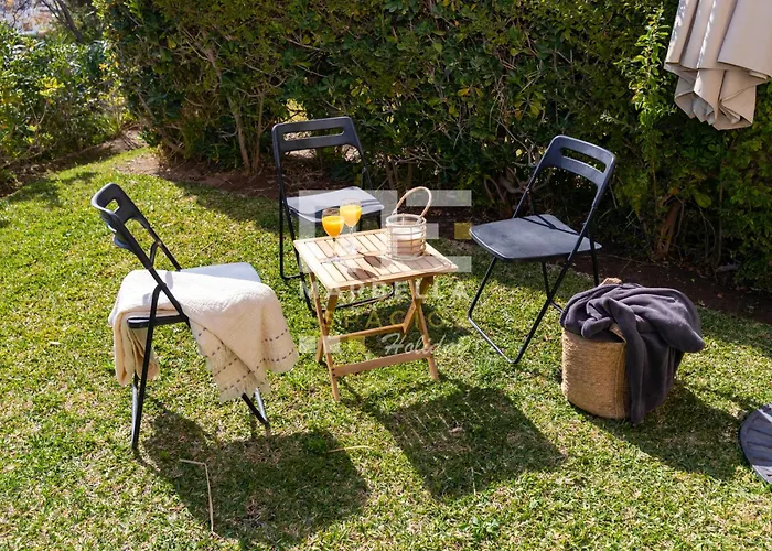 Διαμέρισμα Chic Garden Flat 5min From *