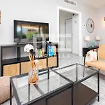 Chic Garden Flat 5min From شقة *