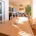 Chic Garden Flat 5min From شقة ماربيا