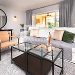 Chic Garden Flat 5min From شقة