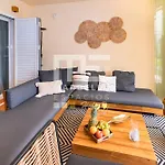 Chic Garden Flat 5min From شقة ماربيا