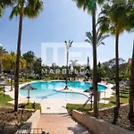 Chic Garden Flat 5min From *