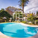 Chic Garden Flat 5min From Apartment